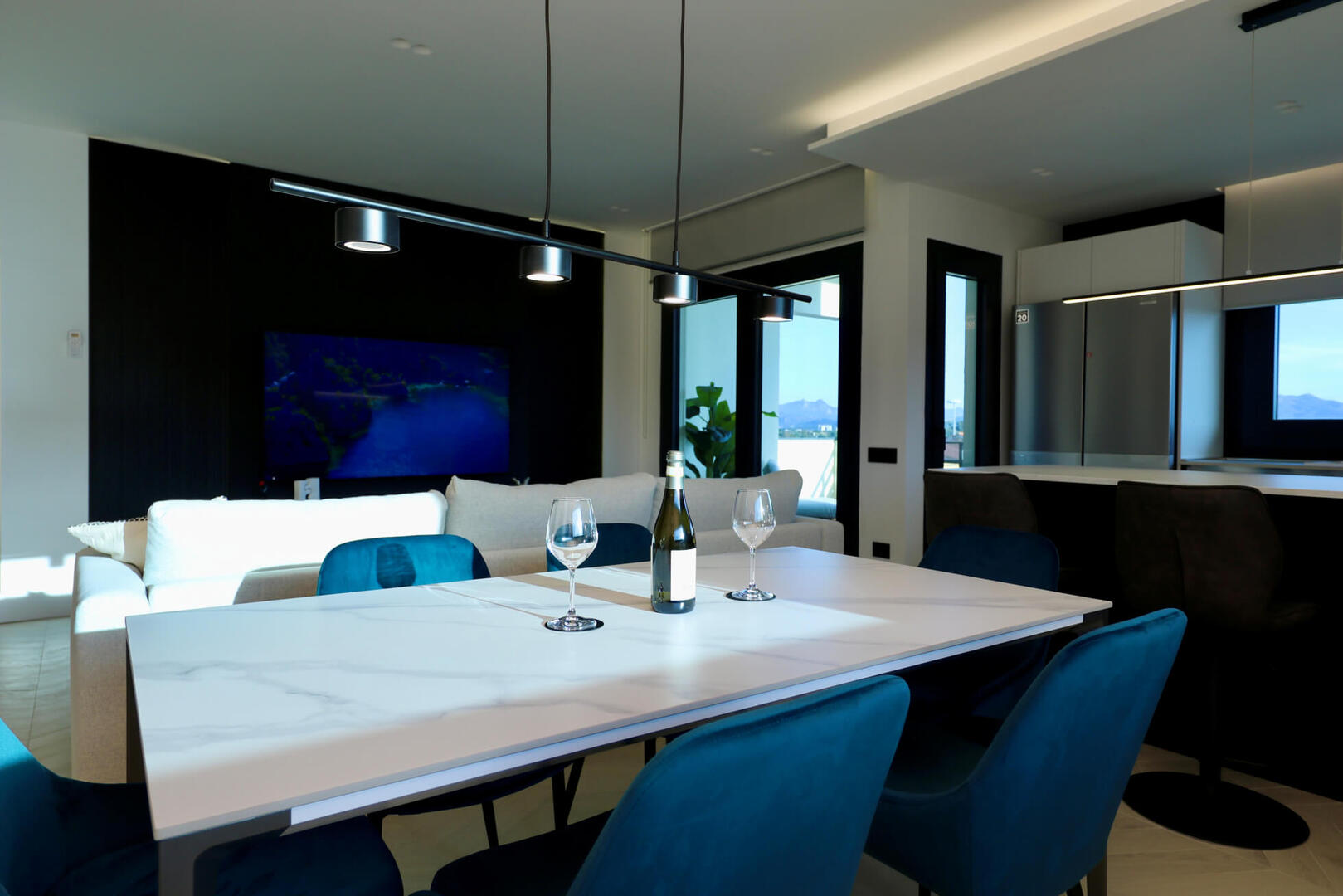 Spacious 6 person dining area with luxurious seats